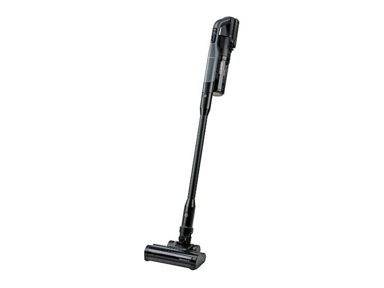 Aspirateur balai sans fil noir avec un long manche et une tête de brosse.