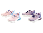 Deux paires de baskets pour enfants dans des couleurs pastel.