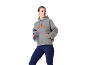 Femme en sweat à capuche gris et leggings bleus, tenant une bouteille d'eau.