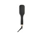Une brosse lissante à cheveux noire avec un cordon.