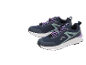 Une paire de chaussures de sport bleu marine avec des lacets violets et des accents verts, avec l'inscription « WATERPROOF ».