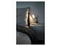 Une chambre à coucher avec un lit et une table de chevet avec une lampe