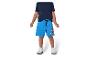 Garçon en t-shirt bleu marine et short bleu avec motif Spider-Man.