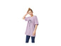 Une femme portant un t-shirt lilas imprimé et un legging bleu.