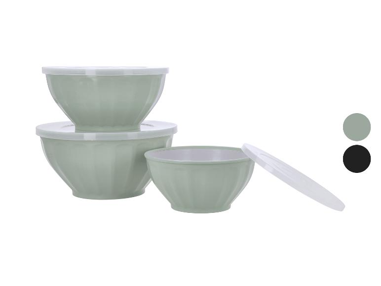 Ensemble de trois bols de préparation vert clair avec couvercles blancs, un couvercle est retiré.