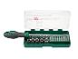 Jeu de tournevis avec embouts interchangeables et douilles dans une boîte verte.