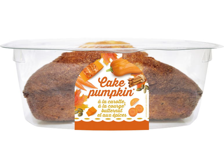 Cake à la citrouille avec carotte, courge butternut et épices, dans un emballage transparent.