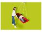 Mère et enfant sourient, l'enfant étant assis dans une balançoire rouge.
