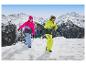 Enfants en vestes de ski Crivit s'amusant sur la neige avec une luge.