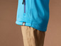 Veste bleue avec un petit logo