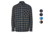 Une chemise à carreaux bleu et jaune à manches longues.