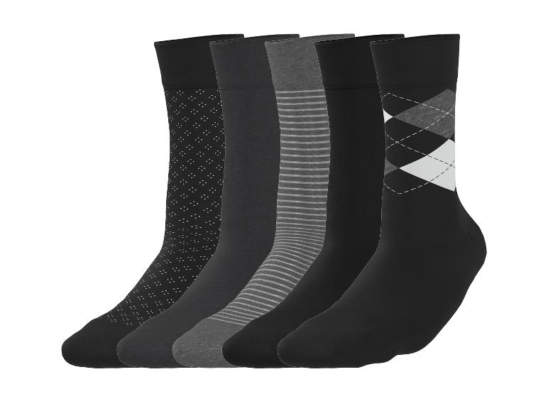 Cinq paires de chaussettes noires et grises pour hommes avec différents motifs.