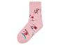 Une chaussette rose avec des skieurs.