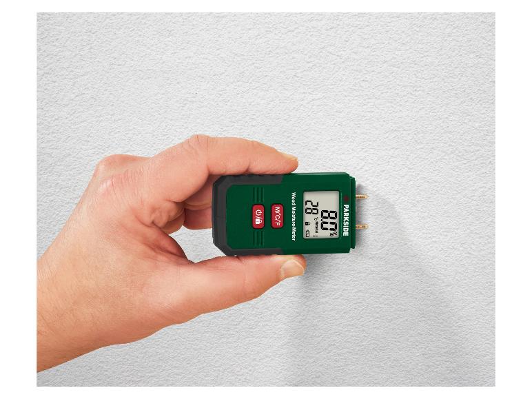 Humidimètre à bois PARKSIDE utilisé sur un mur.