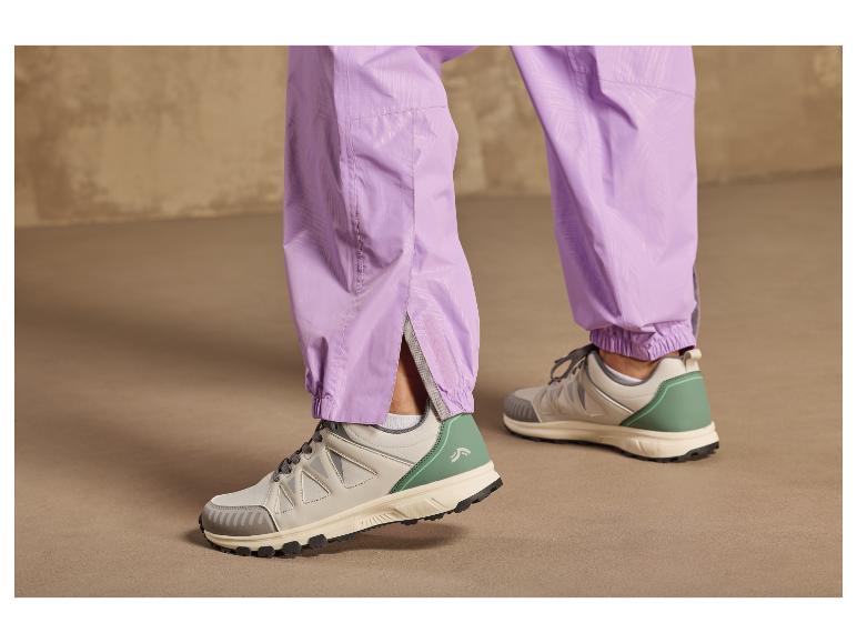 Des baskets beiges avec des détails verts et un pantalon lilas.