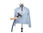 Défroisseur vapeur lissant une chemise bleue sur un cintre.