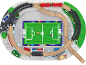 Ensemble de train en bois avec rails, train rouge, terrain de football et accessoires.