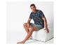 Pyjama homme : t-shirt à motif tropical et short gris.