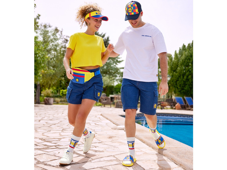 Une femme et un homme portant des vêtements et des chaussures Lidl près d'une piscine.