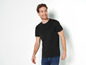 Homme en t-shirt noir et jeans bleu