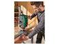 Un homme utilise une perceuse Parkside pour travailler le bois.