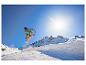 Un snowboardeur dans les airs portant des gants de ski CRIVIT sur fond de montagnes enneigées.