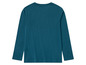 Un t-shirt à manches longues bleu foncé.