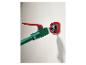 Outil de serrage vert et rouge sur un support mural rouge.