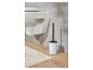 Brosse de toilette et tapis de bain dans une salle de bain moderne.