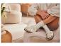 Sandales Birkenstock blanches et chaussettes, ambiance cosy.