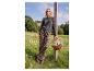 Femme en pull gris et pantalon imprimé léopard, tenant un panier de marguerites.