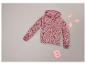 Un sweat à capuche rose avec un motif de cœurs.
