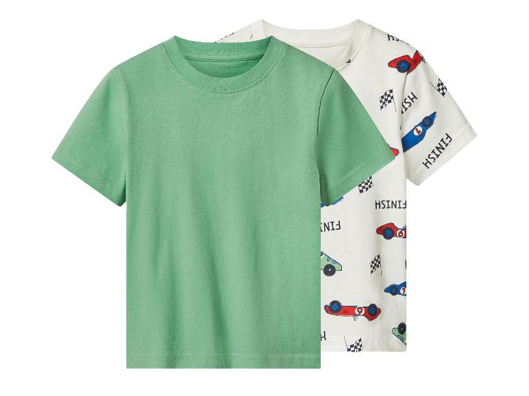 Deux t-shirts : un vert uni et un blanc avec des voitures de course et des drapeaux à damier.