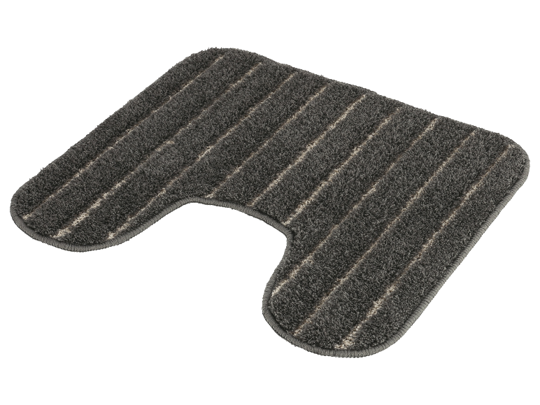 Un tapis de bain gris rayé.
