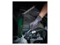 Inspection de voiture avec lampe de travail Parkside et outils.
