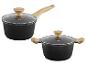 Deux casseroles noires avec couvercles en verre et poignées en bois.