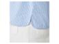 Chemise rayée bleu clair et pantalon blanc.