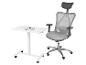 Chaise de bureau ergonomique grise et table d'appoint blanche avec carnet et stylo.