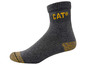 Des chaussettes CAT grises avec des accents jaunes.