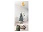 Sapin de Noël enneigé dans une pièce décorée pour les fêtes.