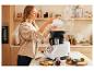 Femme en cuisine utilisant un robot culinaire Monsieur Cuisine Connect.