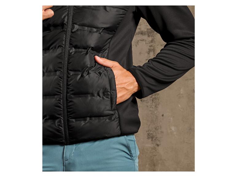 Un homme portant une veste matelassée noire.