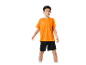 Un garçon portant un t-shirt et un short orange et noir.