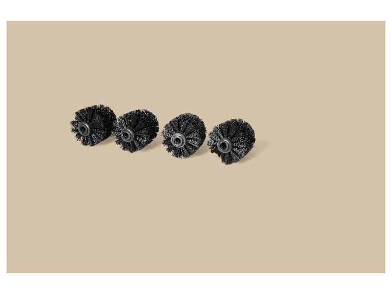 Quatre brosses circulaires noires pour outils électriques sur fond beige.