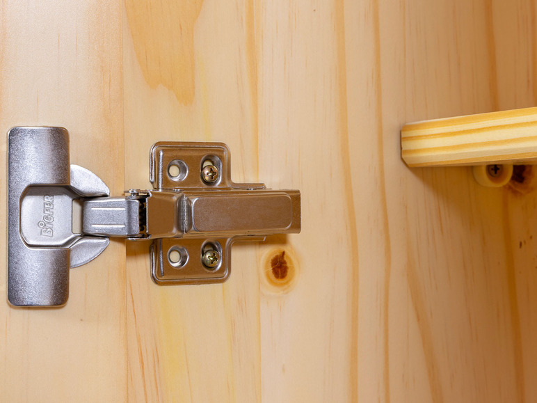 Une charnière Blum pour une porte de placard en bois.