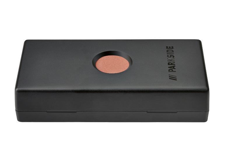 Pierre à aiguiser noire dans une boîte rectangulaire avec un insert rond orange