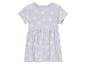 Une robe bleu clair à manches courtes avec un imprimé de fleurs blanches.