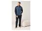 Un homme portant un pantalon de survêtement noir et un sweat-shirt bleu zippé.