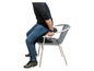 Un homme assis sur une chaise avec un correcteur de posture intégré.