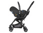 Une poussette Maxi-Cosi avec un siège auto Maxi-Cosi.